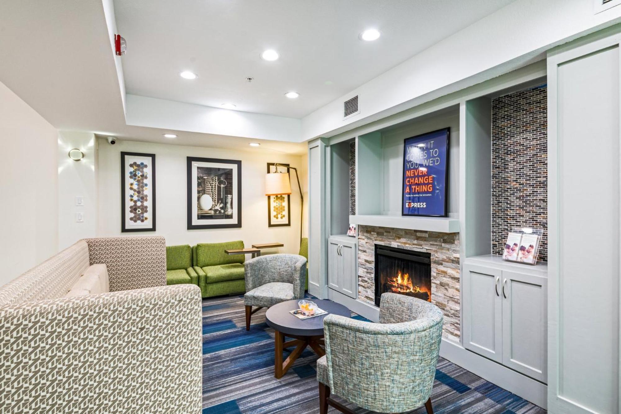 Holiday Inn Express Hotel & Suites Columbus By Ihg מראה חיצוני תמונה
