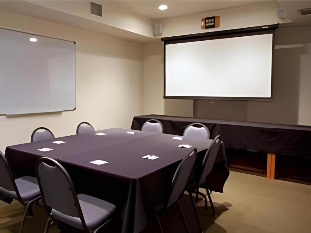 Holiday Inn Express Hotel & Suites Columbus By Ihg מראה חיצוני תמונה