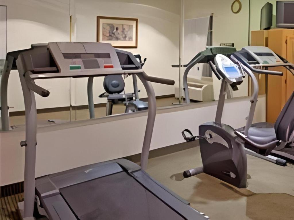 Holiday Inn Express Hotel & Suites Columbus By Ihg מראה חיצוני תמונה