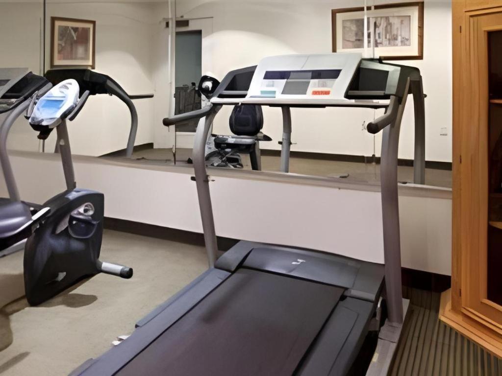 Holiday Inn Express Hotel & Suites Columbus By Ihg מראה חיצוני תמונה