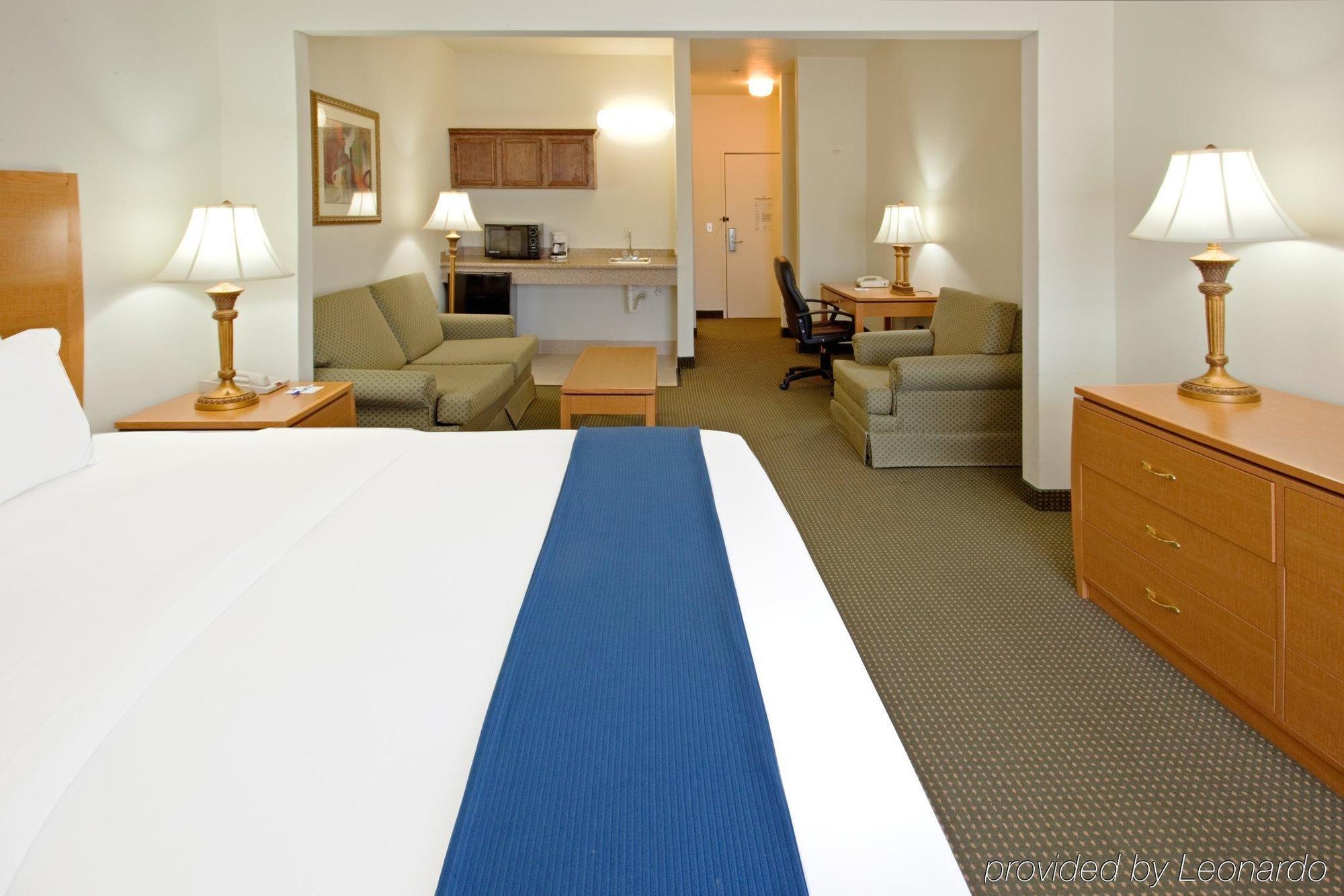 Holiday Inn Express Hotel & Suites Columbus By Ihg חדר תמונה