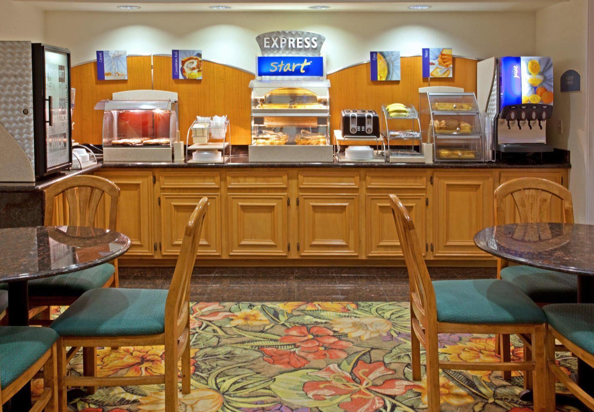 Holiday Inn Express Hotel & Suites Columbus By Ihg מסעדה תמונה