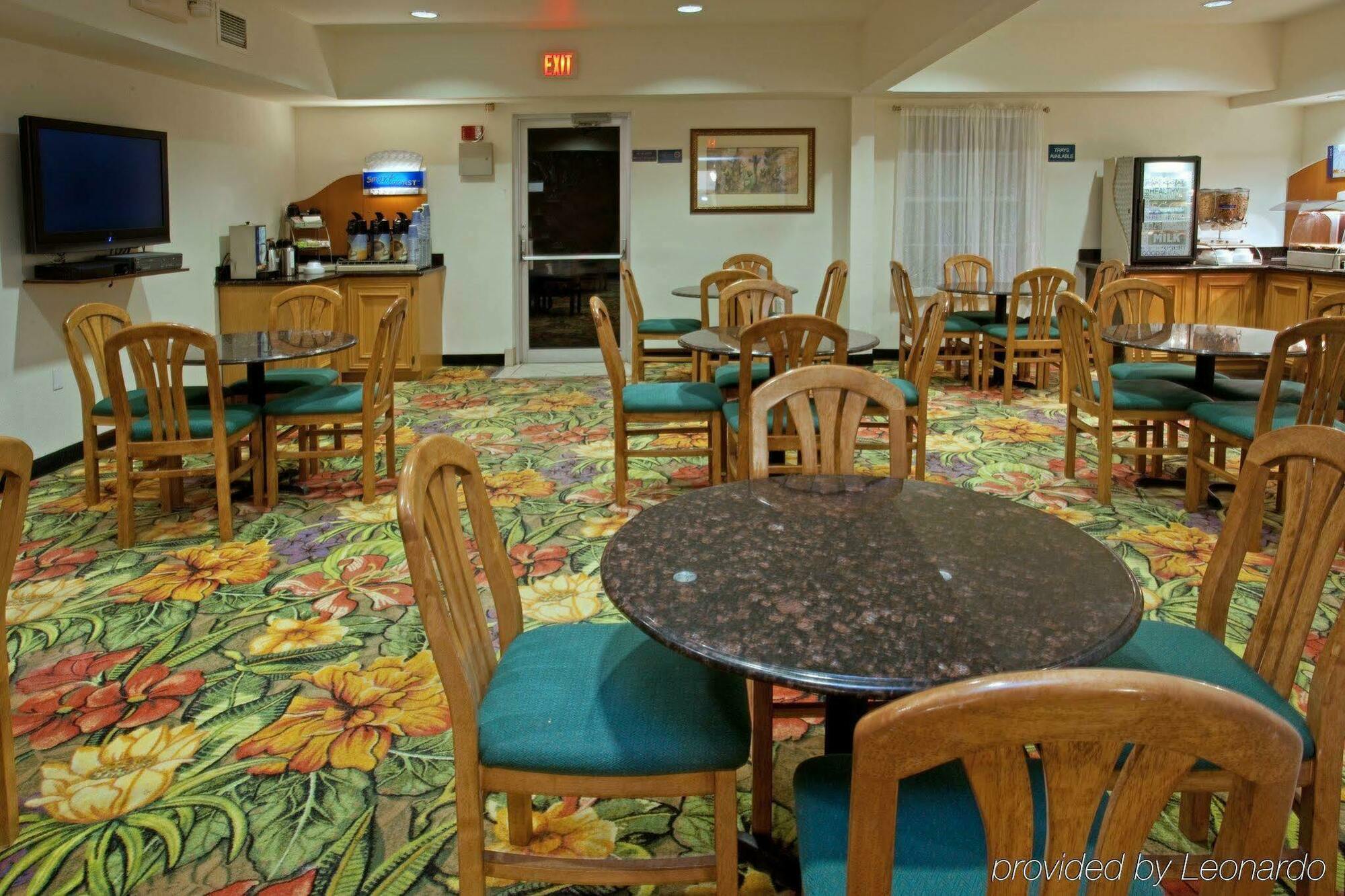 Holiday Inn Express Hotel & Suites Columbus By Ihg מראה חיצוני תמונה