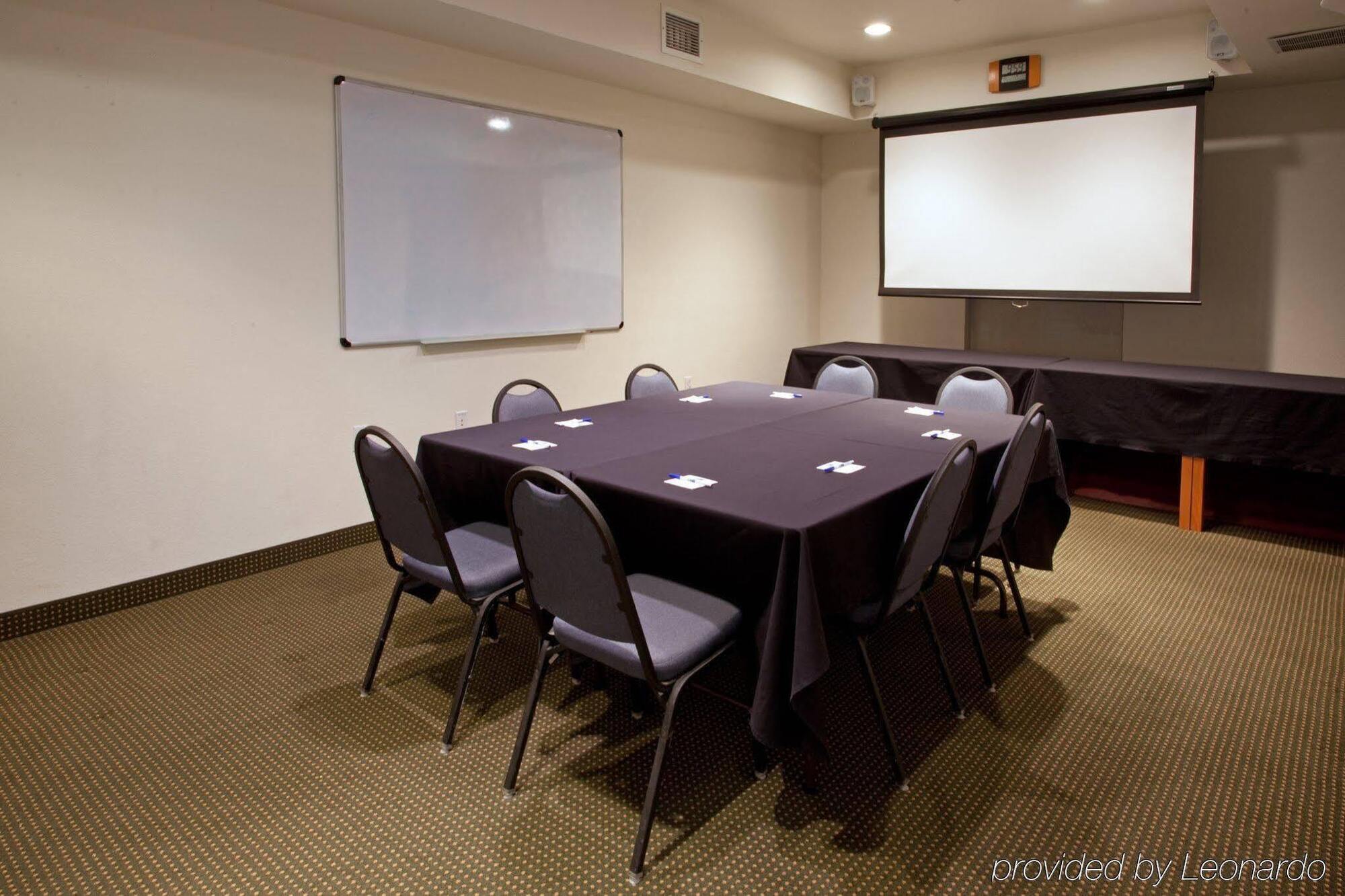 Holiday Inn Express Hotel & Suites Columbus By Ihg מראה חיצוני תמונה