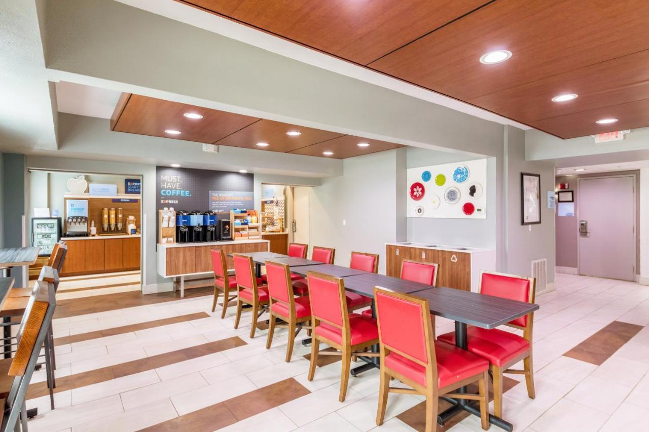 Holiday Inn Express Hotel & Suites Columbus By Ihg מראה חיצוני תמונה